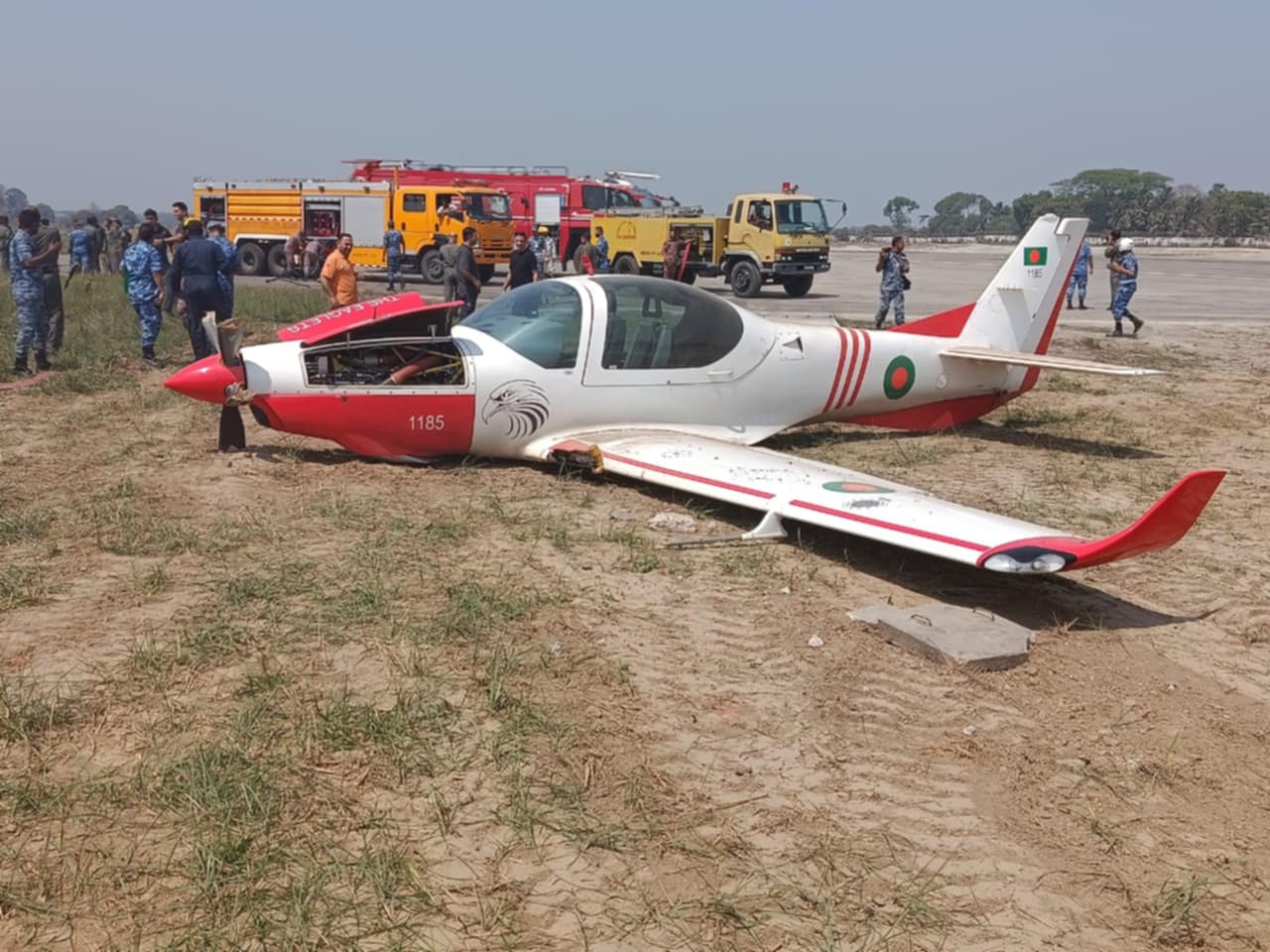 প্রশিক্ষণ বিমান আছড়ে পড়ল রানওয়েতে, অক্ষত দুই পাইলট