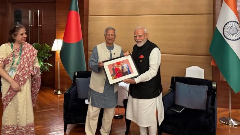 মোদিকে আলোকচিত্র উপহার দিলেন ড. ইউনূস