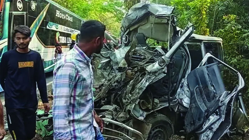 লোহাগাড়ায় সড়কে নিহত বেড়ে ১১, শিশু আরাধ্যাকে ঢাকায় স্থানান্তর
