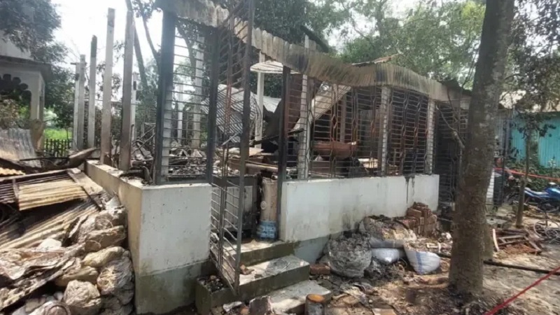 ভাস্কর মানবেন্দ্র ঘোষের বাড়িতে আগুন, শাস্তি দাবি ঢাবি সাদা দলের