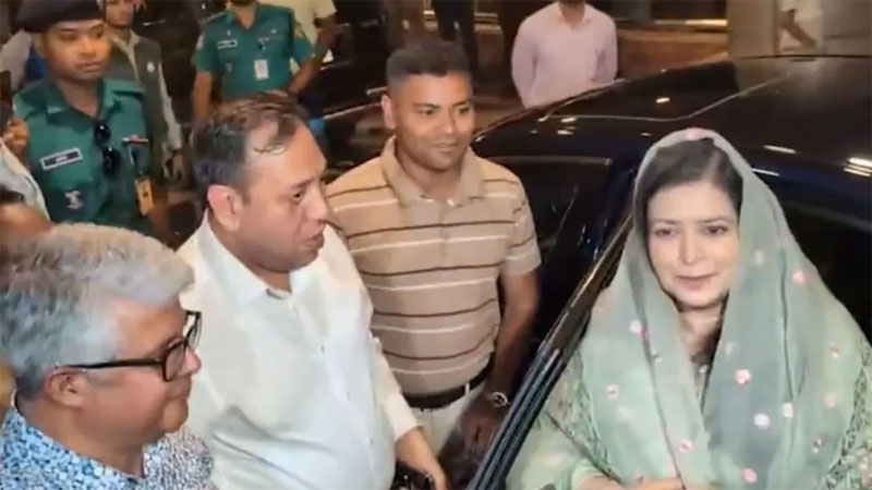 হাসপাতালে অসুস্থ মায়ের সঙ্গে দেখা করলেন জোবাইদা রহমান