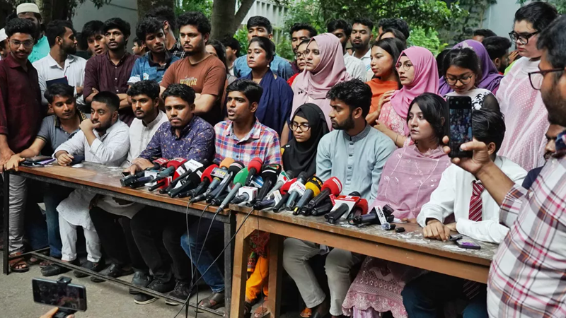 অন্তর্বর্তী প্রশাসন গঠনের প্রজ্ঞাপন না হলে আন্দোলনের হুঁশিয়ারি সাত কলেজের
