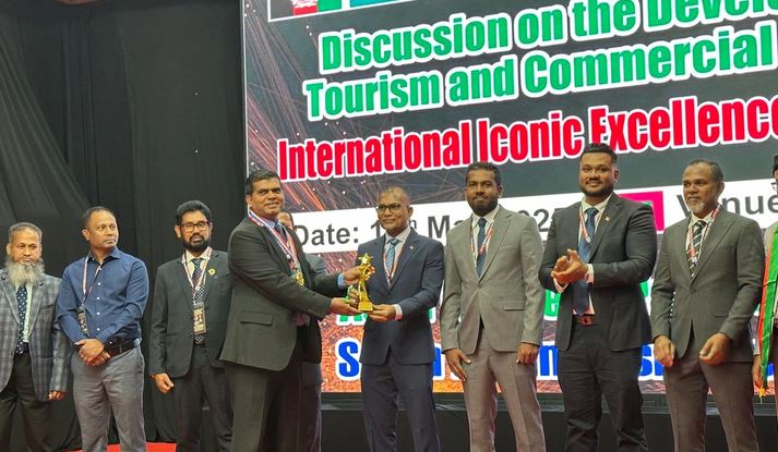 মালদ্বীপে ইন্টারন্যাশনাল আইকনিক এক্সিলেন্স অ্যাওয়ার্ড পেলেন কামরুল ইসলাম