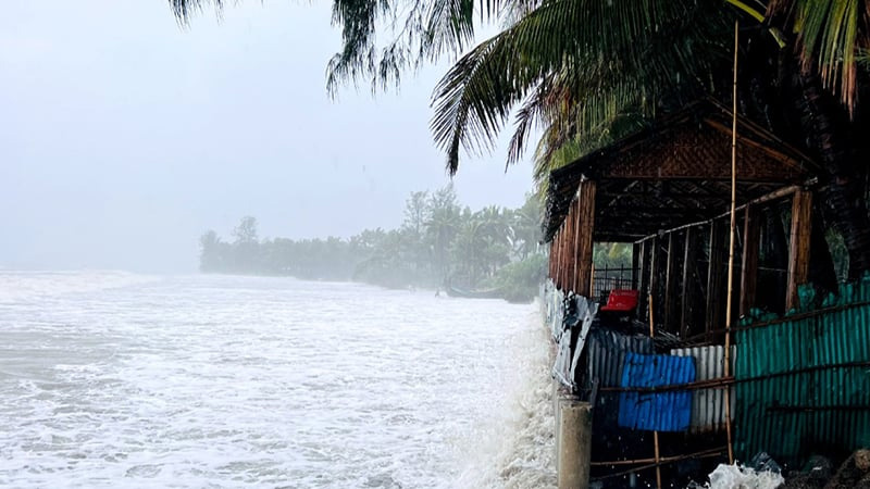 সাগরে গভীর নিম্নচাপটি উপকূল অতিক্রম শুরু করেছে, জলোচ্ছ্বাসের আশঙ্কা