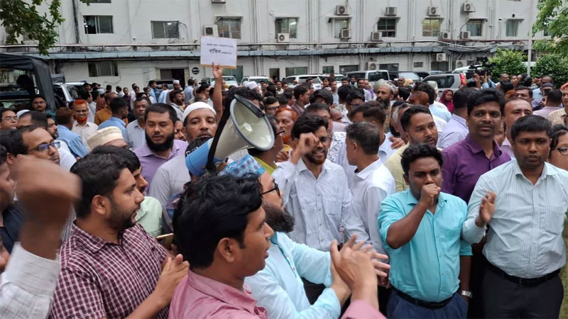 চাকরি অধ্যাদেশ বাতিল দাবিতে ফের সচিবালয়ে বিক্ষোভ