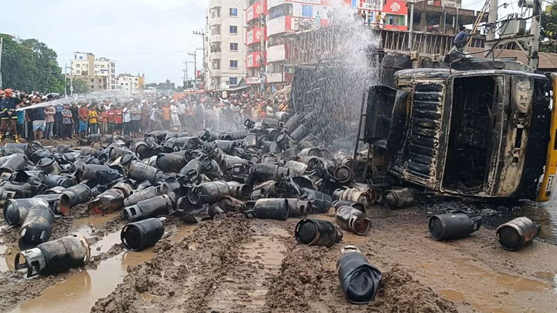 বেহাল সড়কে সিলিন্ডারবাহী ট্রাক উল্টে বিস্ফোরণ, পুড়ল দোকান