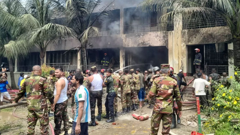 উত্তরায় বিমান বাহিনীর প্রশিক্ষণ বিমান বিধ্বস্ত
