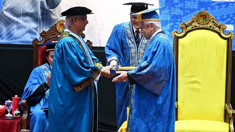 ইউকেএম থেকে সম্মানসূচক ডক্টরেট ডিগ্রি পেলেন প্রফেসর ইউনূস 